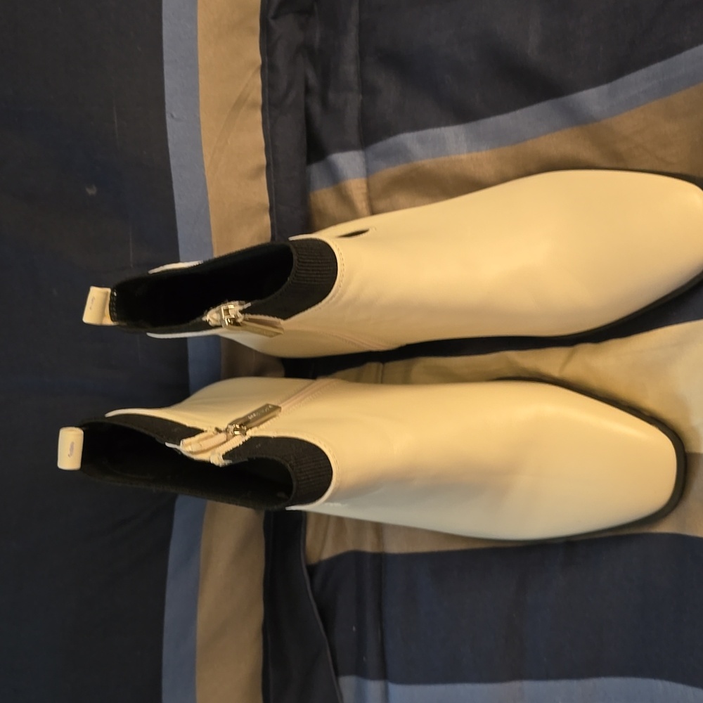 New. Never worn women's short boots.